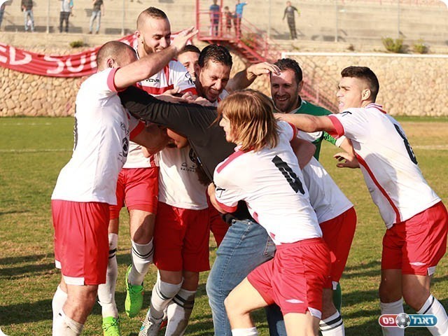 השחקנים קופצים על יו"ר הקבוצה בהאא חליל (עדי מלול)